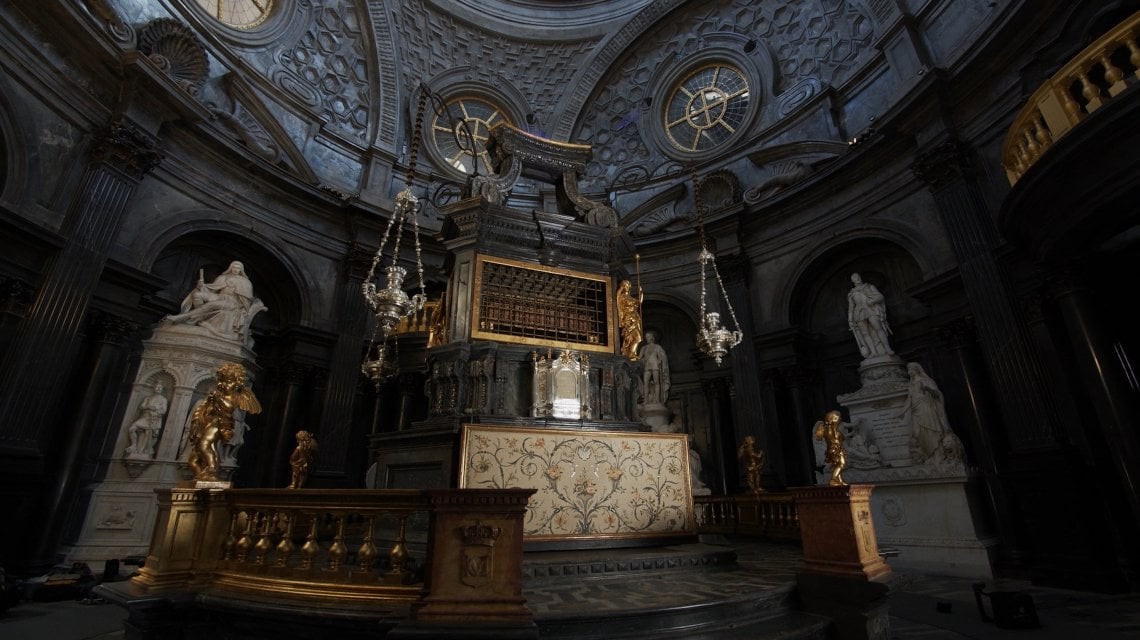 L'altare del Bertola nella Cappella della Sindone