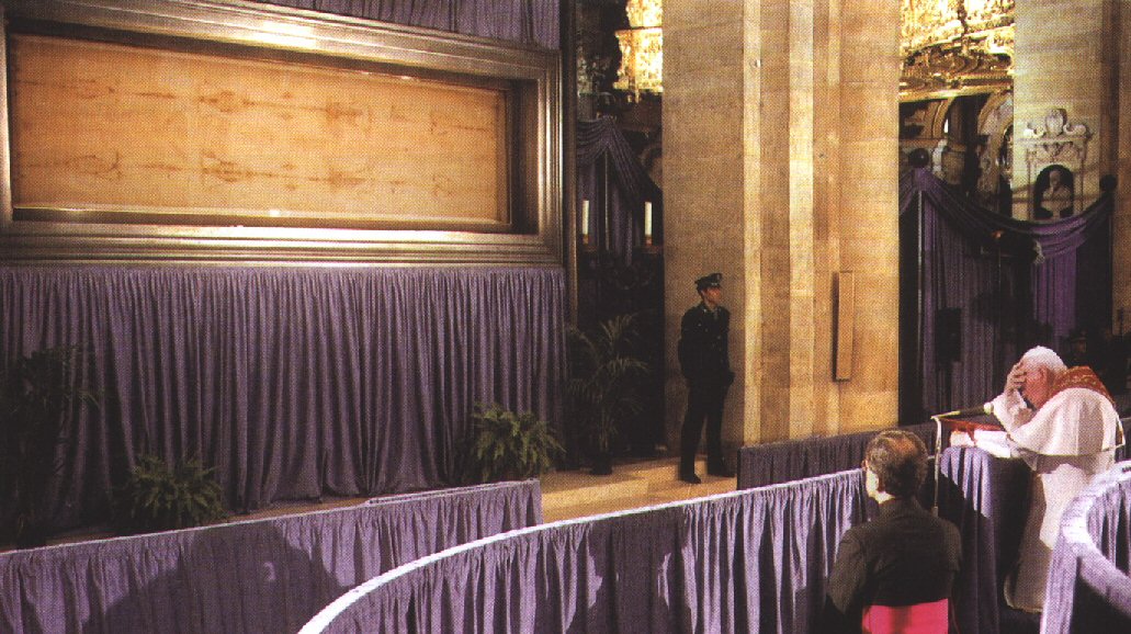 Giovanni Paolo II davanti alla Sindone nel 1998