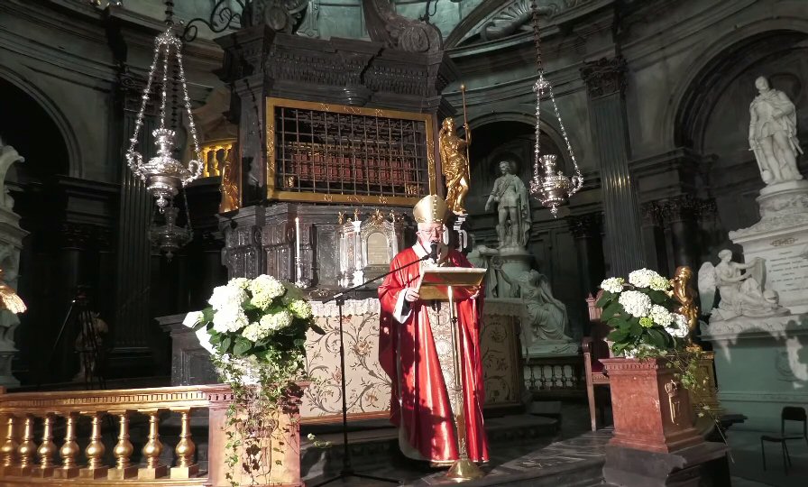 Mons. Nosiglia durante la messa della Sindone il 4 maggio